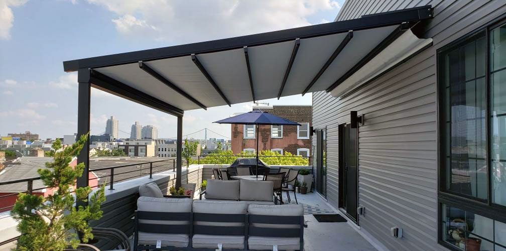 Raylı tente sistemleri, sağlam alüminyum veya çelik raylar üzerine monte edilen özel kumaş panellerden oluşur. Bu paneller, istenilen uzunlukta açılabilir ve kapanabilir, böylece hava koşullarına ve mevsimsel değişikliklere uygun esneklik sağlar. Ayrıca, otomatik veya manuel kontrol seçenekleriyle kullanıcı dostu bir deneyim sunar.